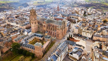 La increíble catedral gótica con una torre de 87 metros de altura donde se midió la circunferencia de la Tierra y nació el metro