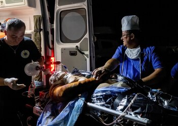 Múltiples heridos fueron trasladados a los centros de urgencia, colapsados rápidamente por el salvaje bombardeo (REUTERS/Viacheslav Ratynskyi)