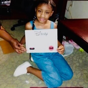 Gianna Floyd mostrando el regalo