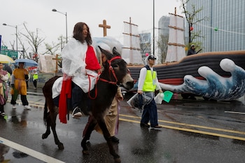La representación bíblica formó parte del Easter Parade 2026, uno de los mayores actos cristianos públicos de Corea del Sur (REUTERS/Kim Soo-hyeon)