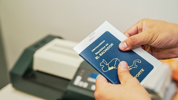 La emisión de pasaportes en El Salvador cayó 31.3 % entre abril y junio de 2026, con 38,792 documentos elaborados por la Dirección General de Migración y Extranjería. (Redes de Embajadas y Consulados de El Salvador en Europa)