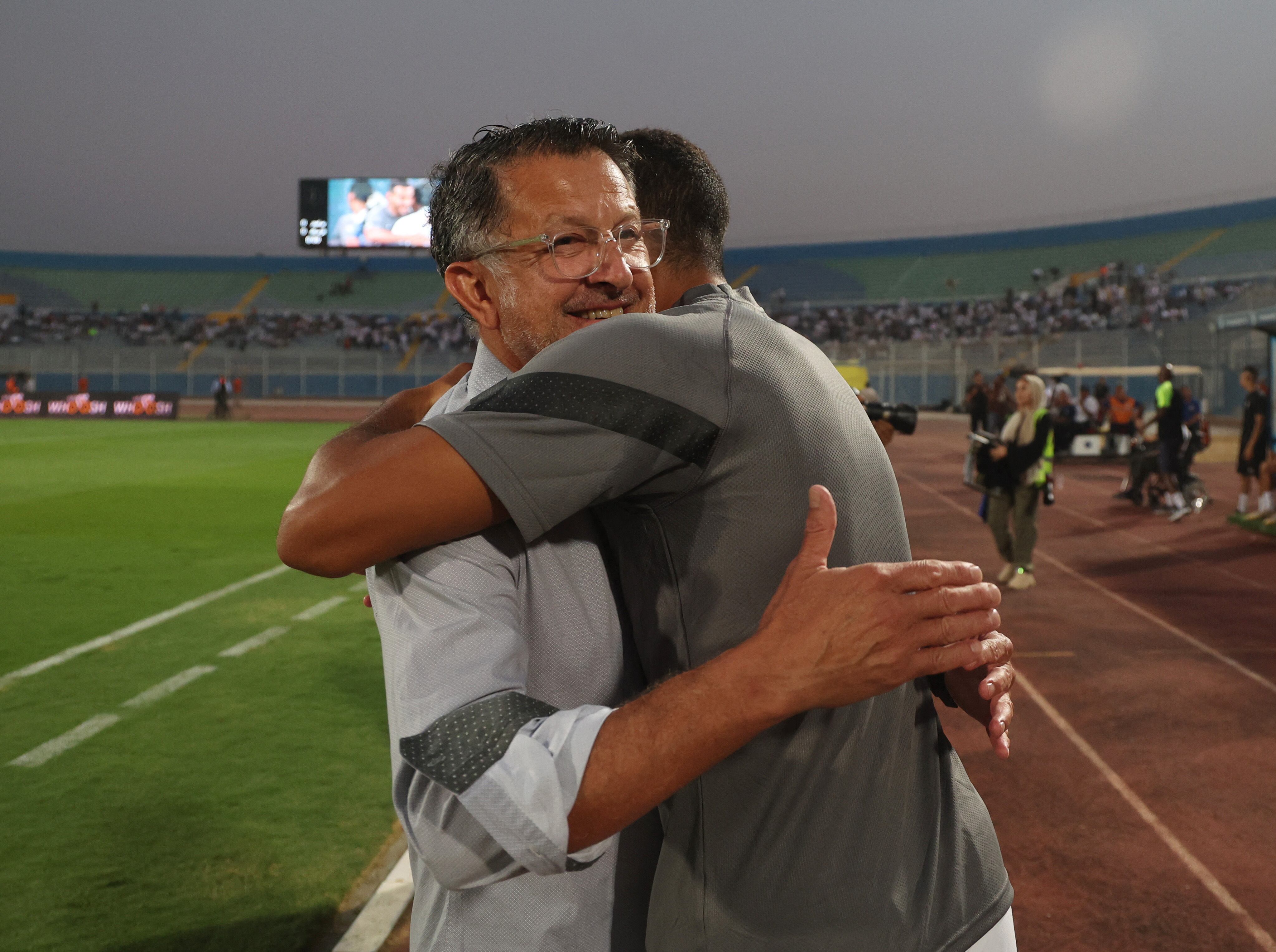 Soccer Football - Egyptian Premier League - Pyramids FC v Zamalek - 30 June Stadium, Cairo, Egypt - September 21, 2023 Zamalek coach Juan Carlos Osorio and Pyramids FC