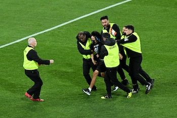 Un espontáneo se cuela en la final entre España e Inglaterra. REUTERS