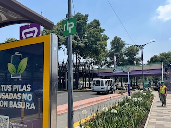 El transporte público se satura: usuarios del Metro y RTP hacen filas de hasta una hora para abordar camiones y caminan tramos largos sobre la Calzada de Tlalpan. (Foto: Raúl A. González/ Infobae México)