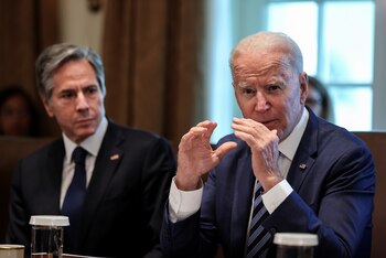 Joe Biden junto a Antony