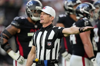 ARCHIVO - El árbitro Land Clark anuncia un castigo durante el partido de la NFL entre los Cardinals de Arizona y los Falcons de Atlanta, (AP Foto/Ross D. Franklin, Archivo)