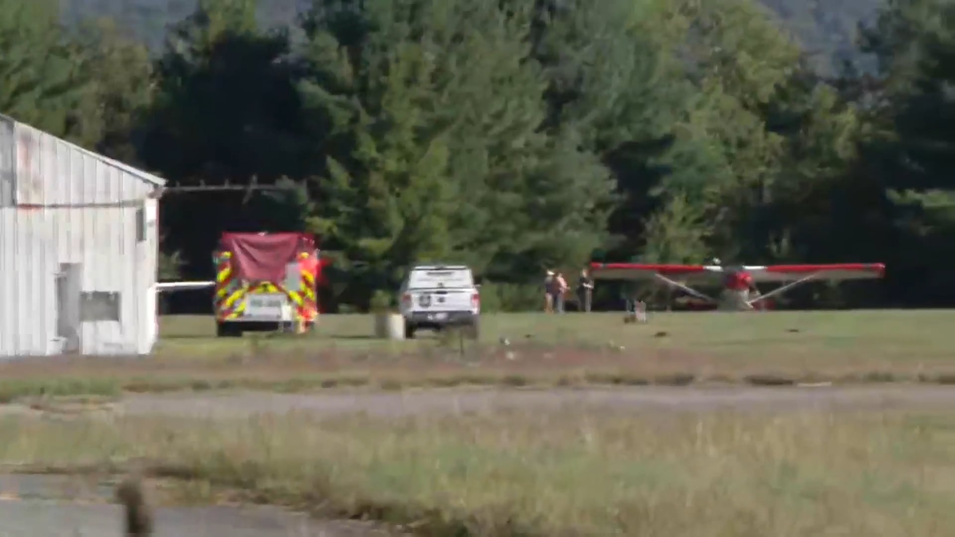 Los equipos de emergencia hallaron restos del planeador accidentado más de dos horas después del primer reporte, en una zona apartada junto a Sand Lake Road (Captura de video: WRGB CBS 6 News).
