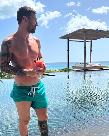 Lionel Messi durante una de sus vacaciones y algunos de sus tatuajes más emblemáticos, entre ellos los dedicados a su familia y a su carrera futbolística