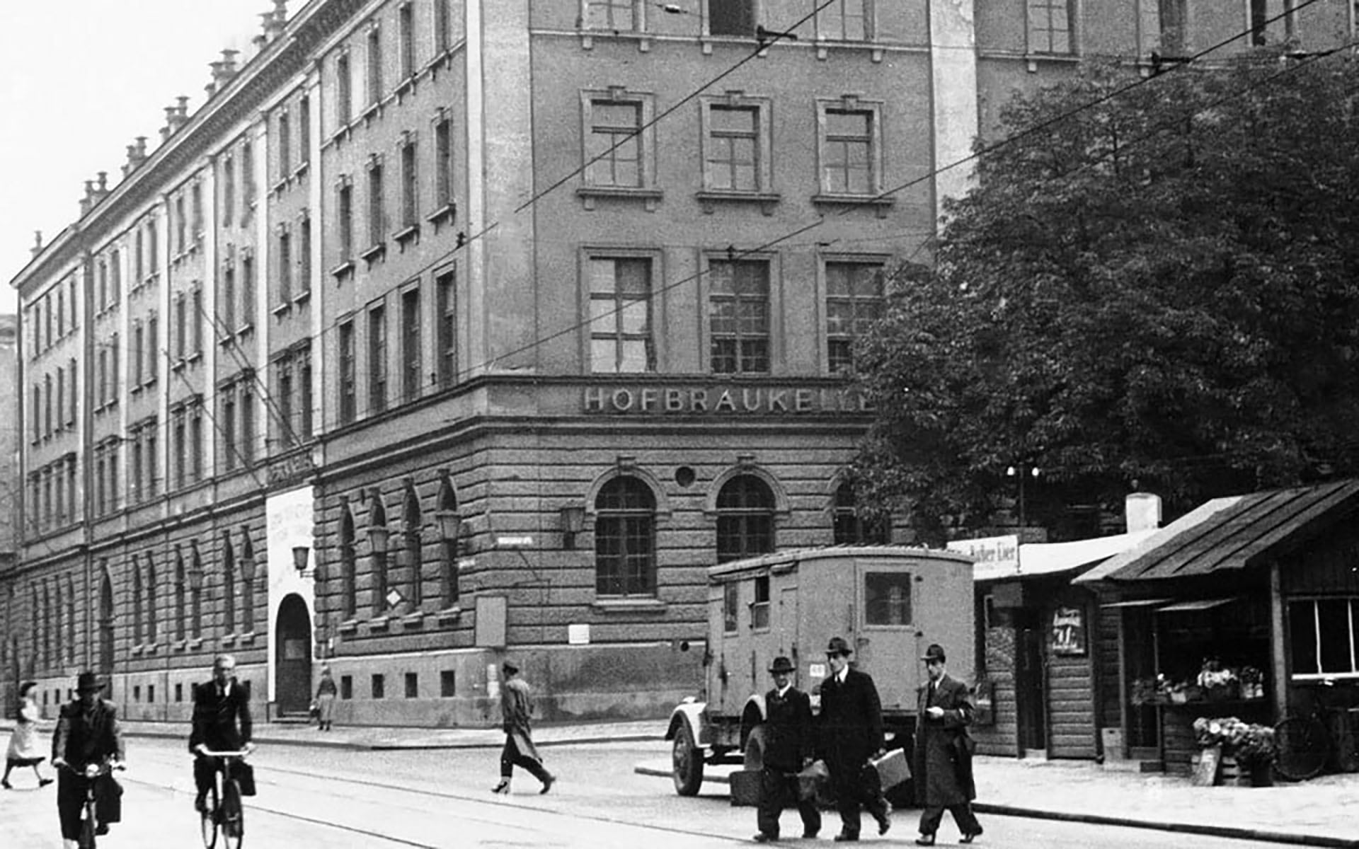 El mitin tuvo lugar la noche del jueves 16 de octubre de 1919 en el salón de la cervecería Hofbräukeller de Múnich