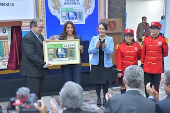 Develan boleto por el 70 aniversario de la Biblioteca Central