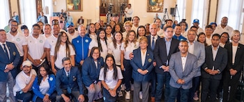 : Integrantes de la delegación hondureña, junto a autoridades deportivas y gubernamentales, posan tras la ceremonia de juramentación previa a su participación en los XXV Juegos Centroamericanos y del Caribe en República Dominicana (Cortesía: @COHoficial).