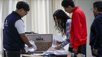El Ministerio Público desplegó siete mil fiscales en los locales de votación para supervisar la jornada electoral en todo el país. (Andina)