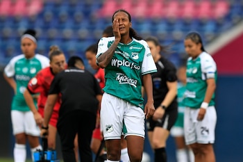 AME6779. QUITO (ECUADOR), 16/10/2026.- Stefania Perlaza (c) de Cali reacciona este viernes, en un partido del grupo D de la Copa Libertadores Femenina entre Deportivo Cali y el Club Libertad en el estadio Banco Guayaquil, en Quito (Ecuador). EFE/ José Jacome