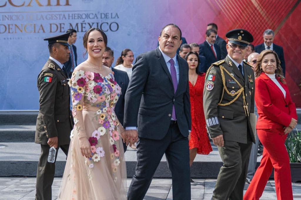 Cuauhtémoc Blanco y Natalia Rezende Moreira caminan junto a mandos militares durante la conmemoración del inicio de la Independencia de México. (Natalia Rezende Moreira,)