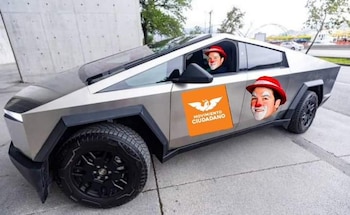 Samuel García pintó su camioneta