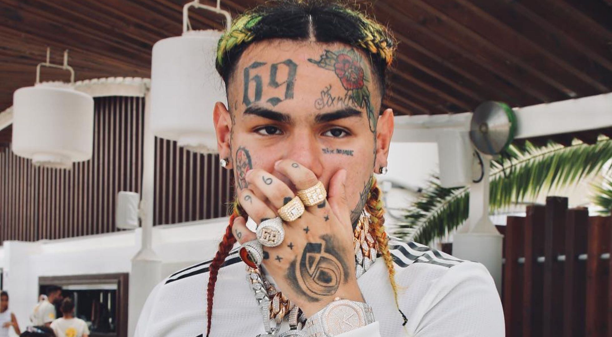 El rapero relató detalles de su convivencia y las conversaciones que sostuvo dentro del centro de detención. - crédito @6ix9ine