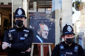 Oficiales de policía cerca de un retrato del Duque de Edimburgo, en Londres