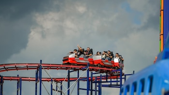 La medida funcionará del uno al 6 de agosto dentro del Estadio Cuscatlán para ordenar los traslados durante la feria y atender la alta demanda prevista por más de 1,1 millones de asistentes (Foto cortesía Alcaldía de San Salvador)