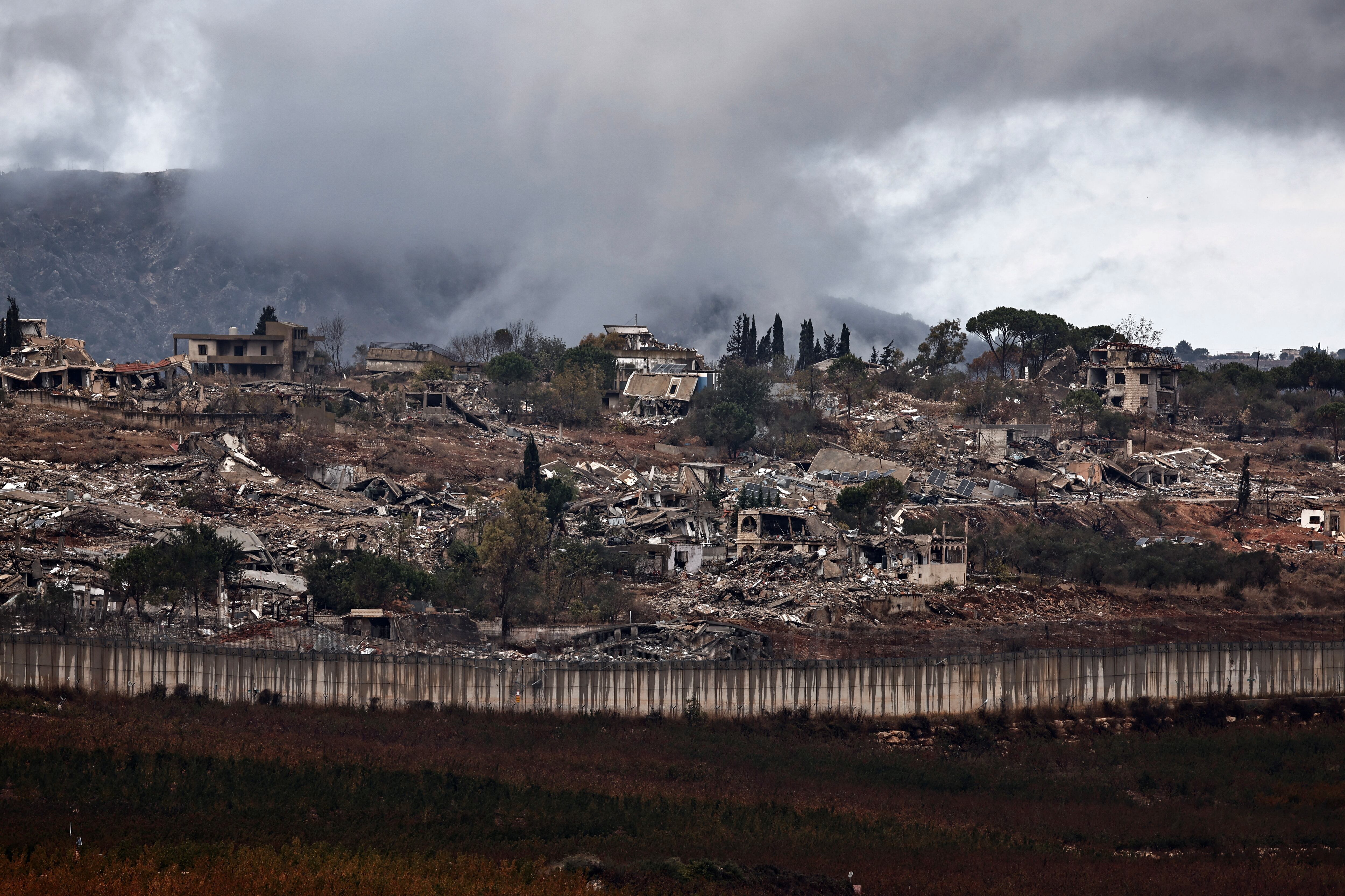 Destrucción en el sur del Líbano, en medio de hostilidades transfronterizas entre Hezbolá e Israel, vista desde el norte de Israel. REUTERS/Thomas Peter