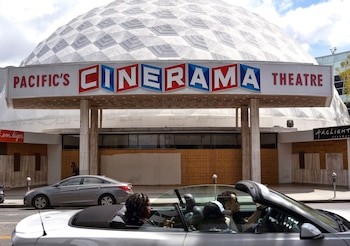 El Cinerama Dome abrió en 1963 por encargo de William R. Forman como una sala de última generación con tres proyectores y pantalla curva (AP Foto/Richard Vogel).