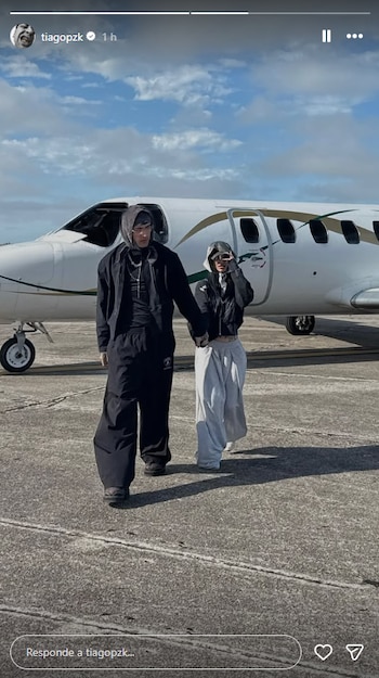 El artista mostró a ambos tomados de la mano al descender de un avión privado, tras semanas de versiones sobre un vínculo surgido luego de la separación de la intérprete de Luck Ra