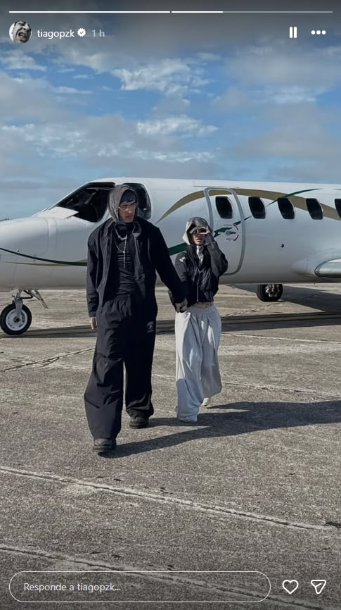 El artista mostró a ambos tomados de la mano al descender de un avión privado, tras semanas de versiones sobre un vínculo surgido luego de la separación de la intérprete de Luck Ra