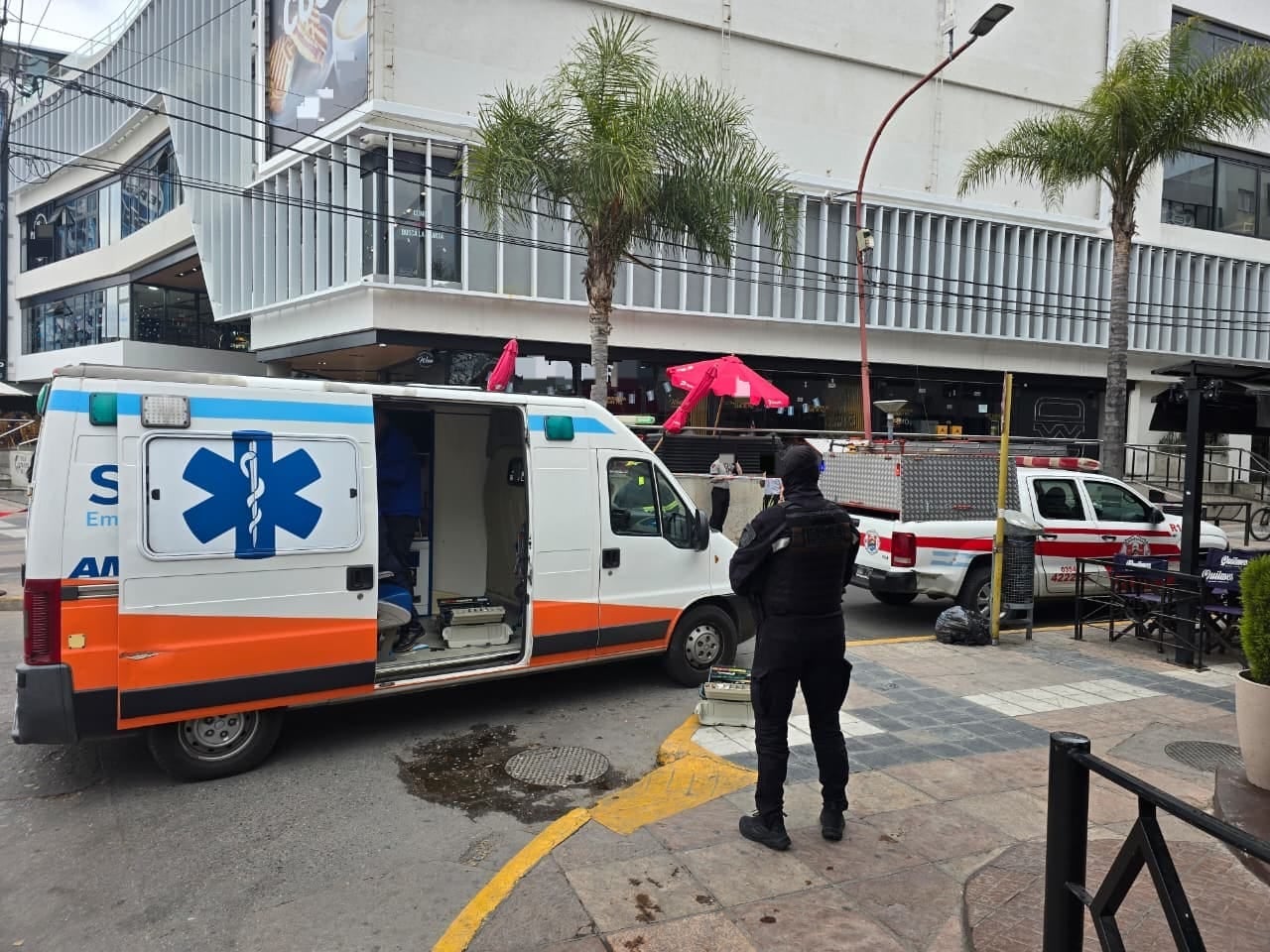 El operario, de 28 años, sufrió quemaduras de segundo y tercer grado en ambas manos y fue trasladado al Hospital Municipal Gumersindo Sayago, donde permanece fuera de peligro
