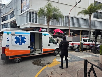 El operario, de 28 años, sufrió quemaduras de segundo y tercer grado en ambas manos y fue trasladado al Hospital Municipal Gumersindo Sayago, donde permanece fuera de peligro