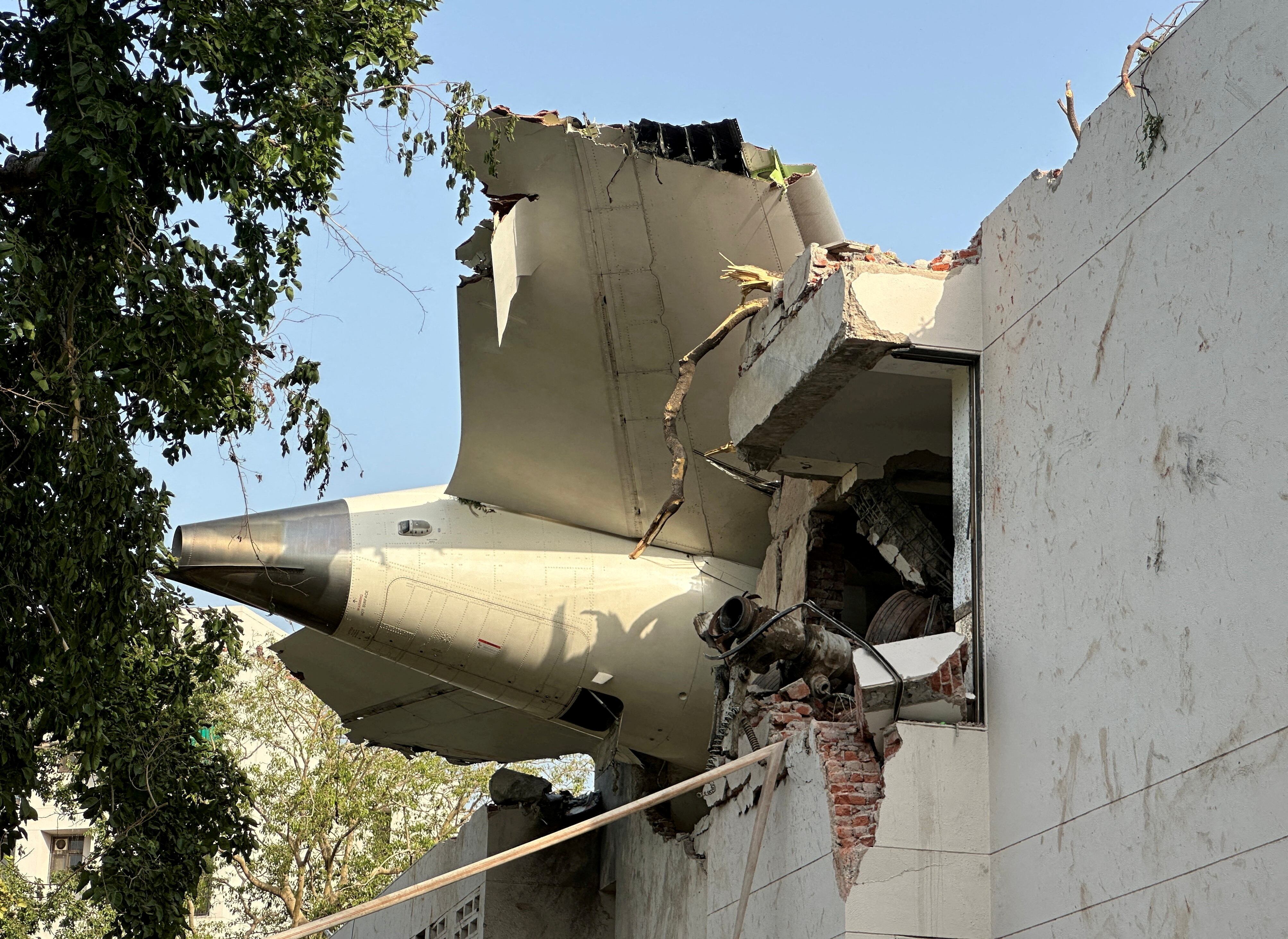 El avión alcanzó los 190 metros de altitud cuando perdió potencia y se estrelló contra un edificio del hospital civil de la ciudad (REUTERS/Amit Dave/File Photo)