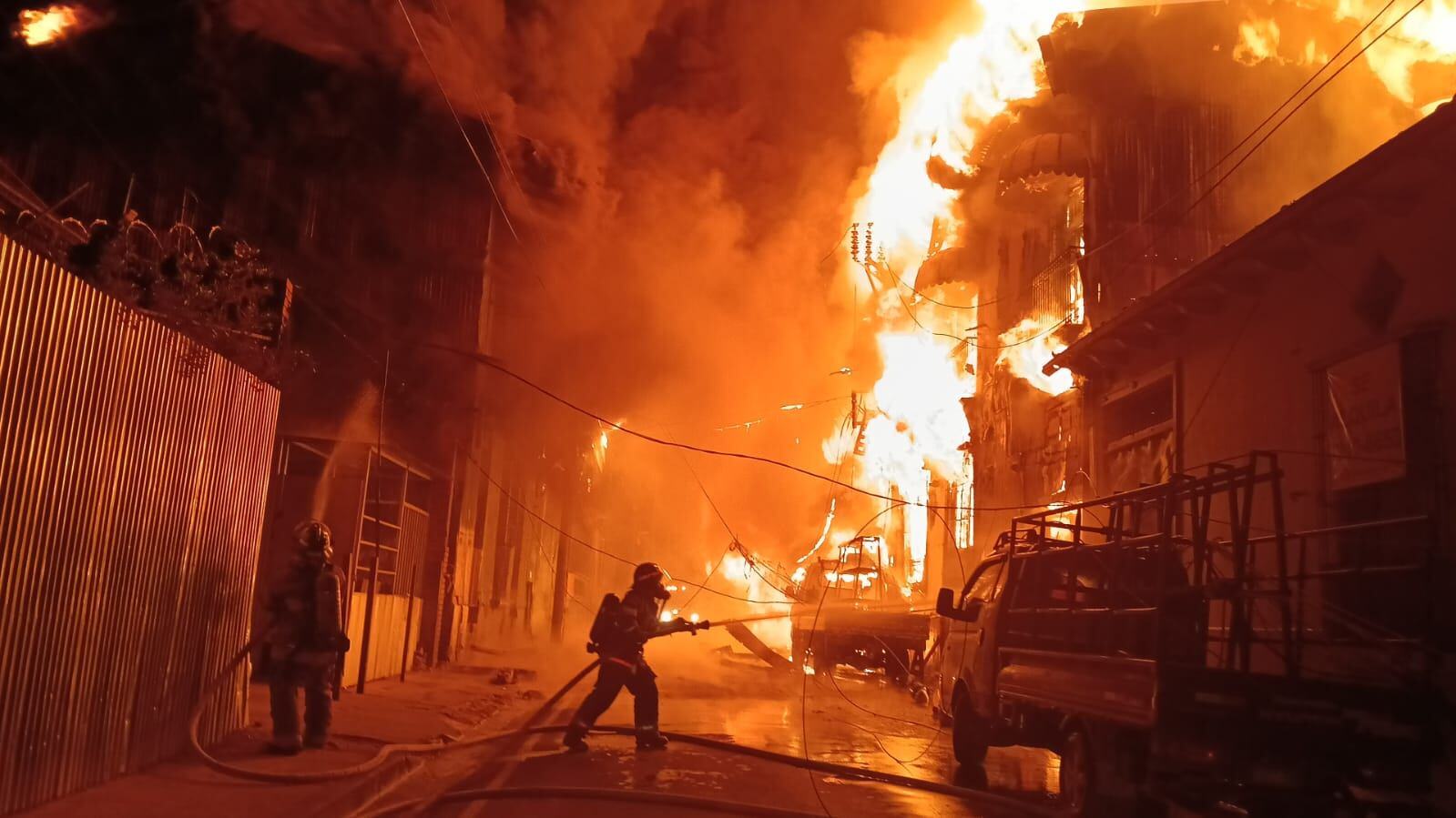 Voraz incendio consume un inmueble en el centro de San Salvador