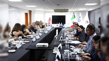 La reunión con víctimas capitalinas fue encabezada por la fiscal general de la CDMX y el secretario de gobierno. Crédito: FGJCDMX