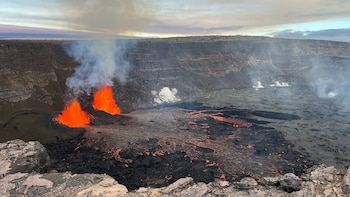 El Kilauea, en la isla de Hawái, figura entre los volcanes más activos del mundo y modifica de forma constante el paisaje (Wikimedia Commons)