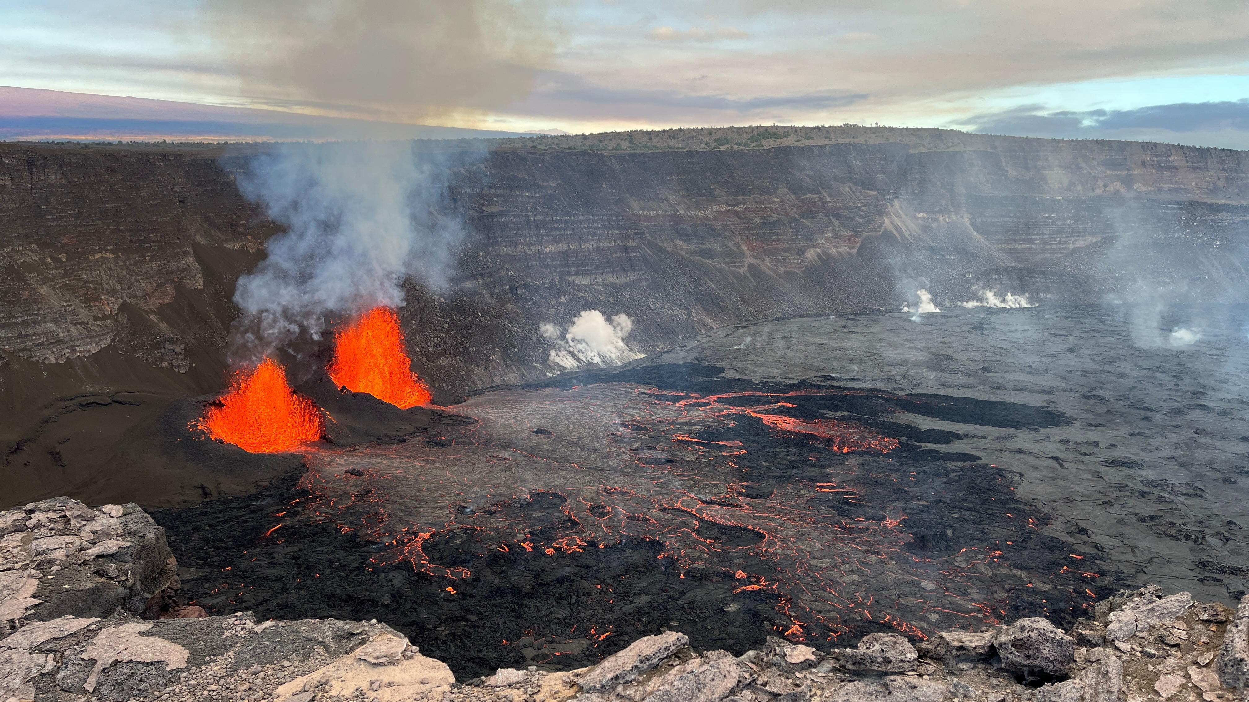 El Kilauea, en la isla de Hawái, figura entre los volcanes más activos del mundo y modifica de forma constante el paisaje (Wikimedia Commons)