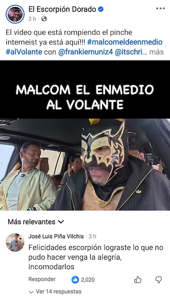 El Escorpión Dorado enmascarado y Frankie Muniz aparecen dentro de un coche, con otro hombre en el asiento trasero durante una entrevista grabada