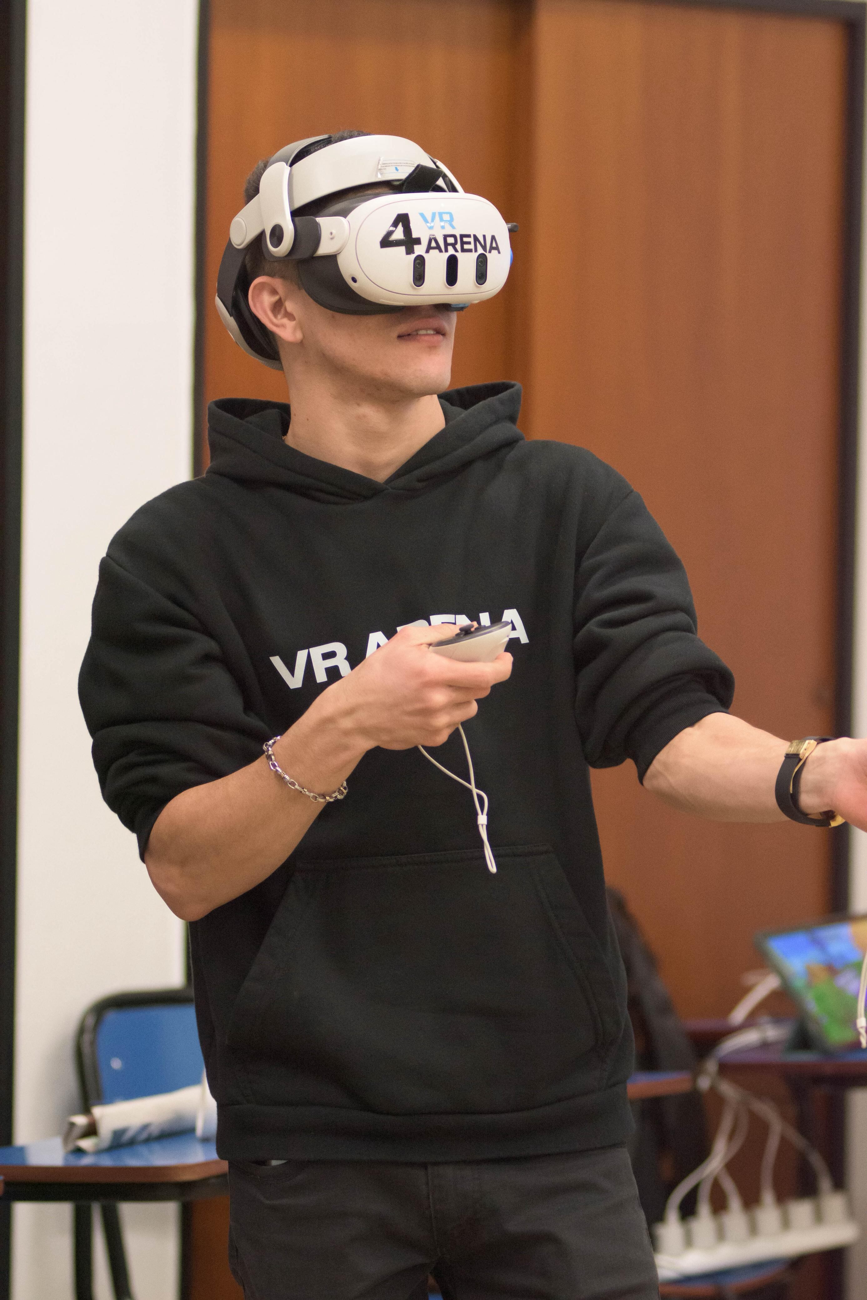 Paneles y talleres prácticos permitieron a estudiantes y expertos experimentar con robótica, realidad virtual y metodologías ágiles