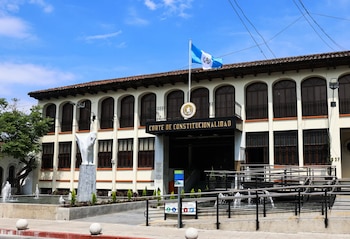Tres abogados presentaron una inconstitucionalidad parcial ante la Corte de Constitucionalidad contra la Ley Antilavado de Guatemala por posibles vulneraciones al secreto profesional.