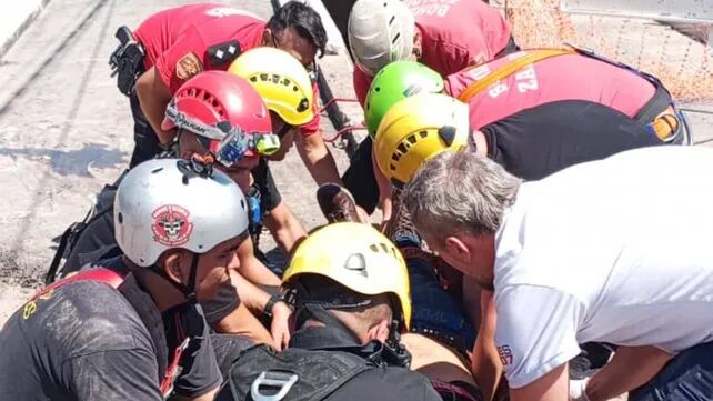 La estructura de placas de madera instalada para seguridad laboral colapsó y provocó la caída del obrero en la obra de avenida Jorge Newbery