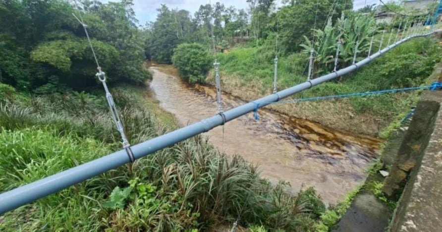 Imagen del derrame en el Río Cupa. (El Oriente/ Policía Nacional)