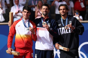 Lorenzo Musetti recibe la medalla