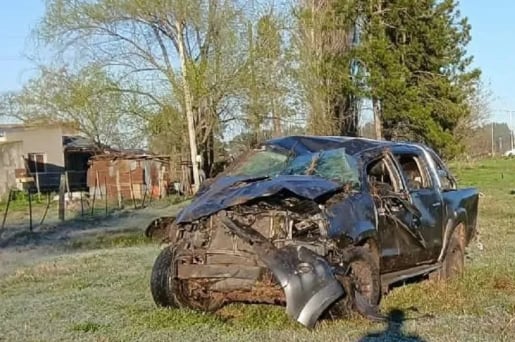 El exfutbolista fue despedido al volcar con su camioneta