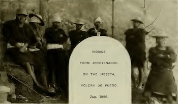 El nombre indígena Chi Q'aq' del Volcán de Fuego alude a "donde hay fuego" y sobrevivió a un intento colonial de rebautizarlo como Santa Catarina.