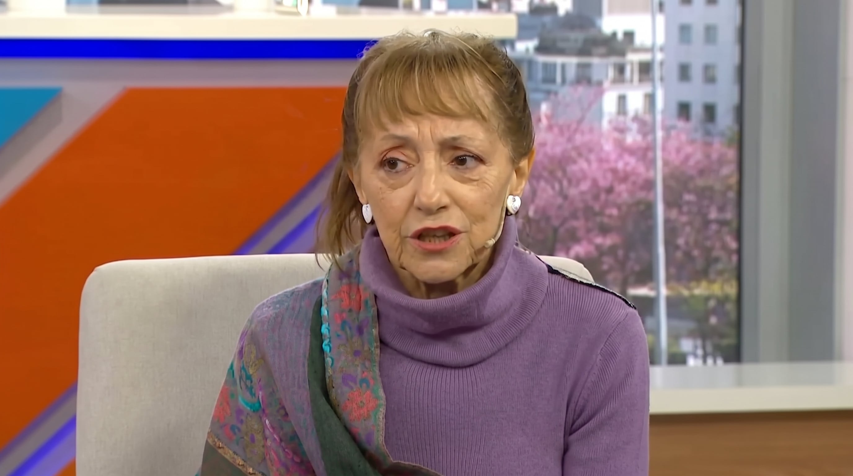 Mónica Villa habla sobre el estreno de Esperando la carroza en el programa Con Carmen