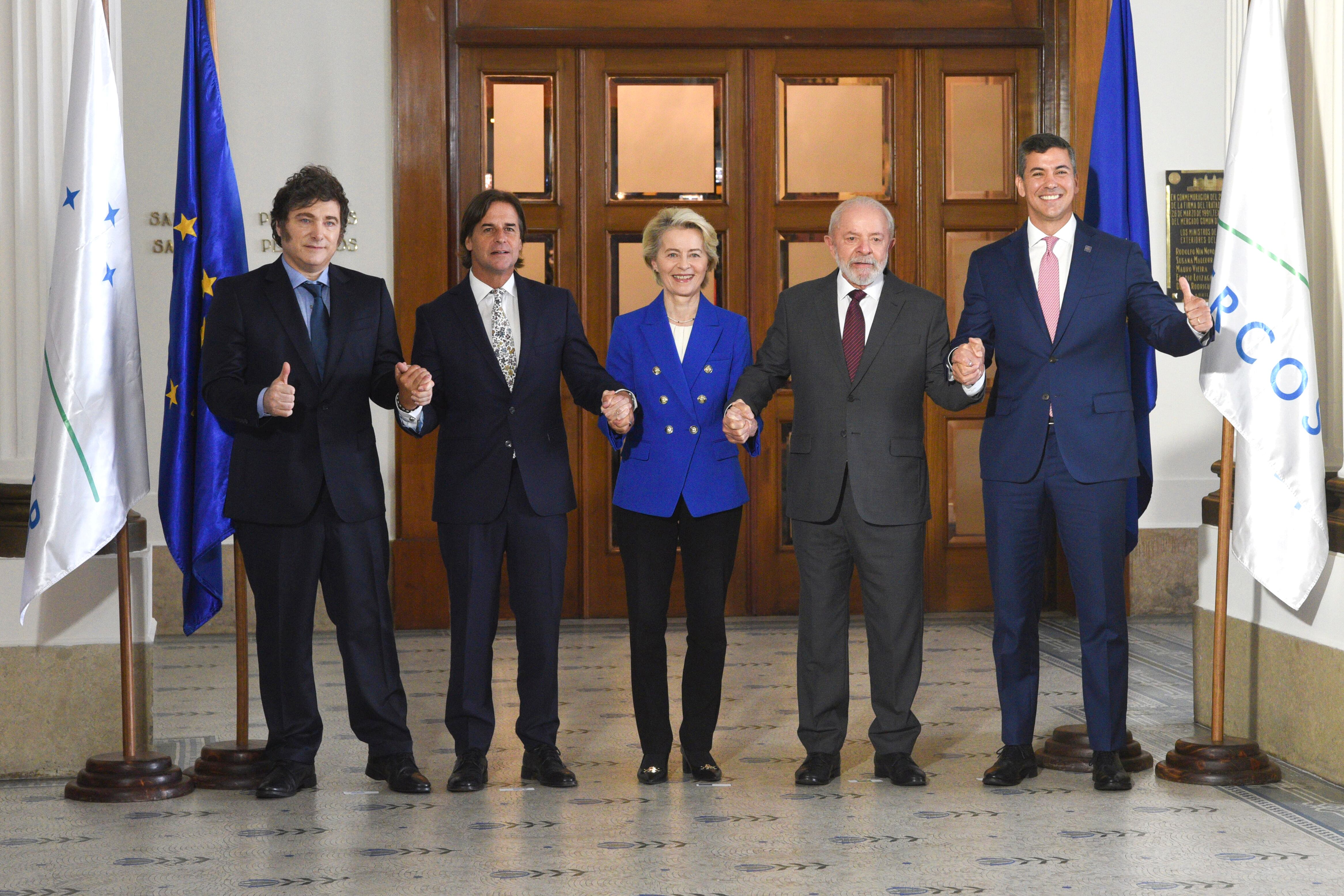 Fotografía de archivo del 6 de diciembre de 2024 que muestra a los presidentes de Argentina, Javier Milei (i); Uruguay, Luis Lacalle Pou (2-i); la presidenta de la Comisión Europea, Ursula von der Leyen (c); y los presidentes de Brasil, Luiz Inácio Lula da Silva (2-d), y de Paraguay, Santiago Peña (d), posando en la sede del Mercosur, en Montevideo (EFE/ Sofía Torres)
