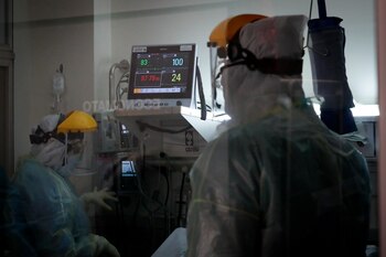 Enfermeros del Centro de Tratamientos intensivos (CTI) del hospital privado Casmu atienden a pacientes covid-19, en Montevideo (Uruguay). Foto de archivo. EFE/Raúl Martínez