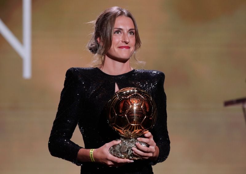 Alexia Putellas, del FC Barcelona, con el premio Balón de Oro femenino (REUTERS/Benoit Tessier).