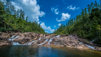 El Distrito de Cayo también tiene su lado salvaje: cascadas gigantes, cuevas legendarias y vuelos más fáciles desde Panamá
