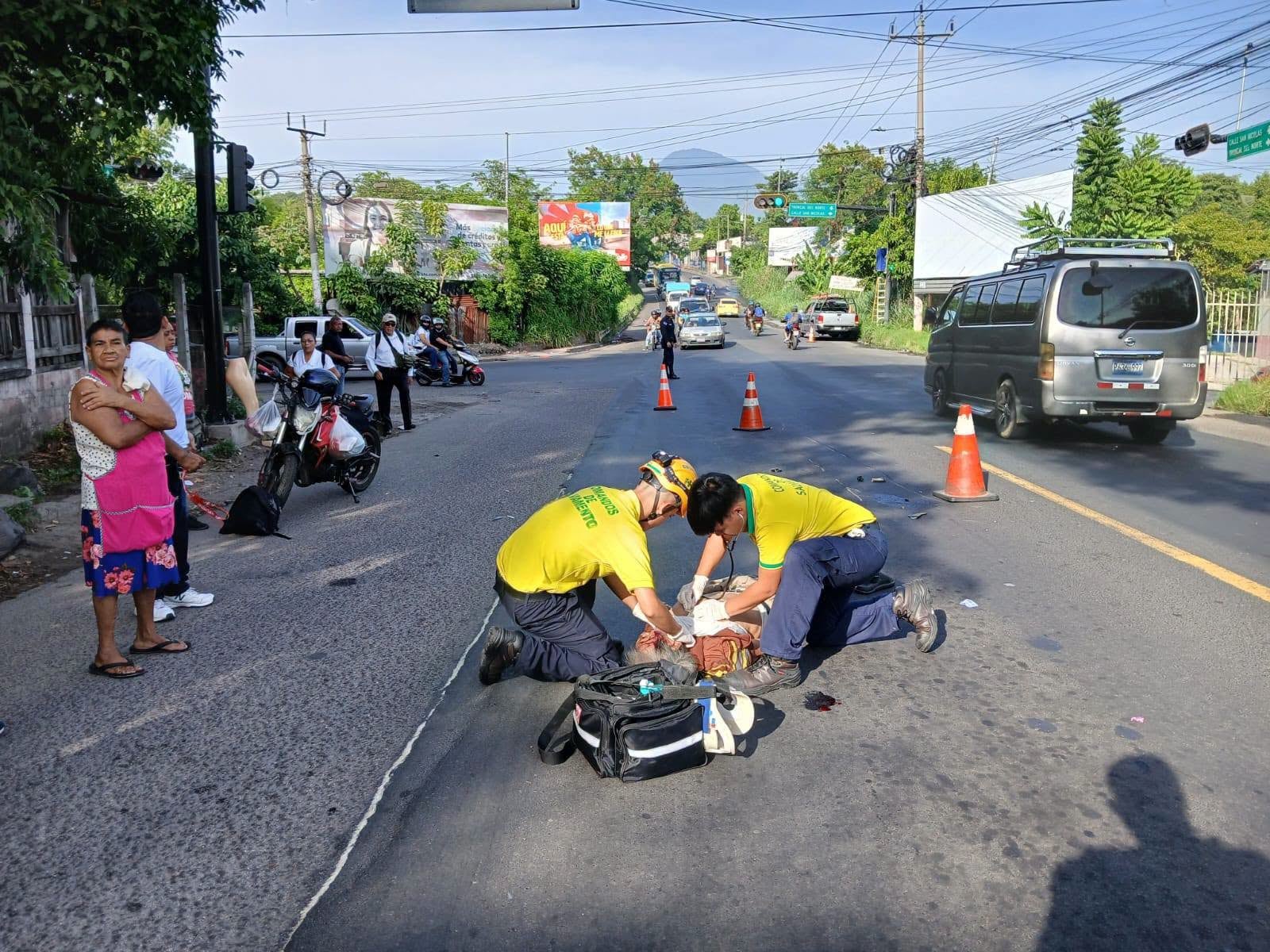 El accidente de tránsito ocurrió en el kilómetro 13, cerca de la entrada a la urbanización Popotlán, en Apopa, al norte de San Salvador. (Foto cortesía Comandos de Salvamento de Apopa)