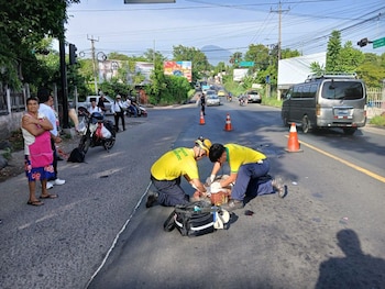 El accidente de tránsito ocurrió en el kilómetro 13, cerca de la entrada a la urbanización Popotlán, en Apopa, al norte de San Salvador. (Foto cortesía Comandos de Salvamento de Apopa)