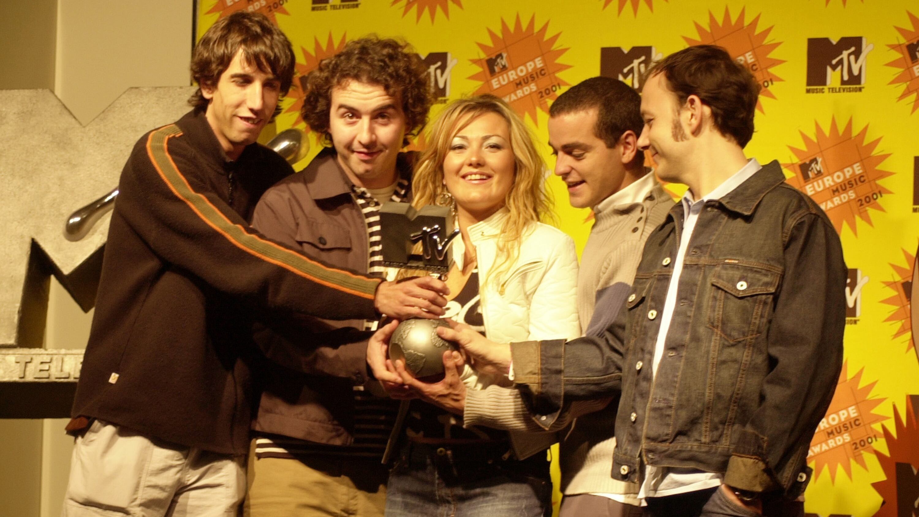La Oreja de Van Gogh durante los MTV Europe Music Awards 2001 en el Festhalle de Frankfurt, Alemania. (Foto de Archivo Toni Anne Barson/WireImage)