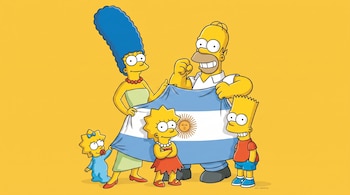 La familia Simpson compuesta por Marge, Homer, Bart, Lisa y Maggie, sostiene una bandera de Argentina de franjas celestes y blancas con el sol de Mayo.